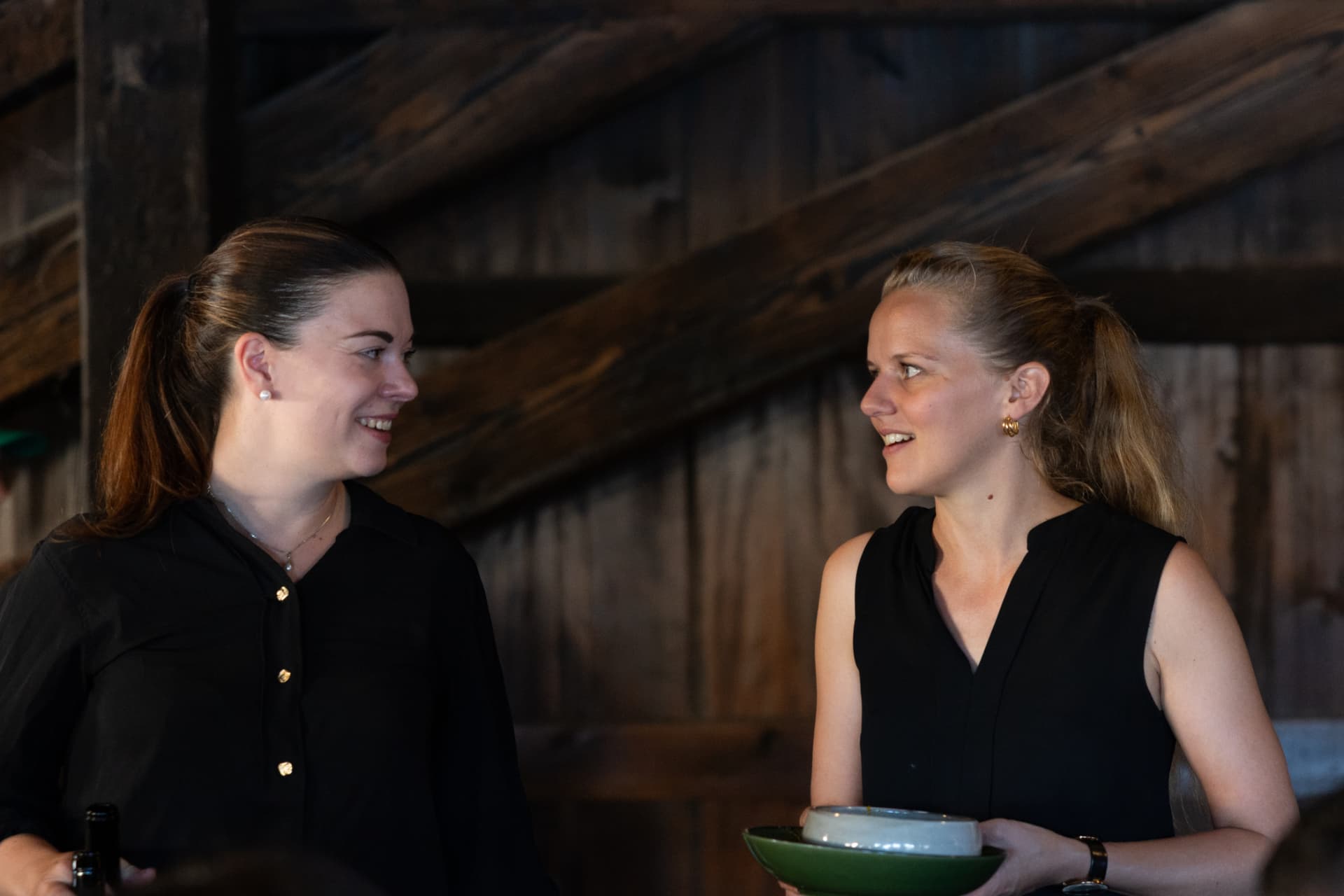 Emily und Adina im Gespräch während eines Anlasses