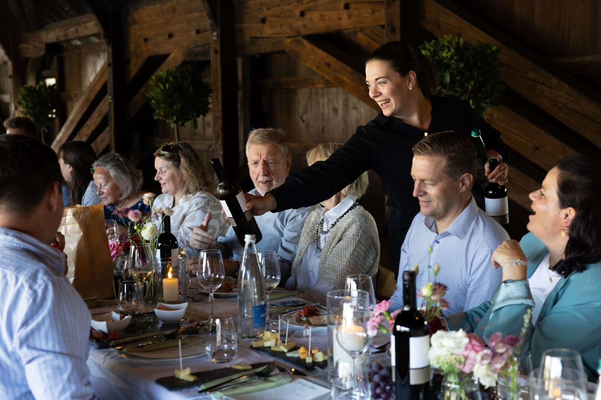 Weinservice an einer festlichen Tafel
