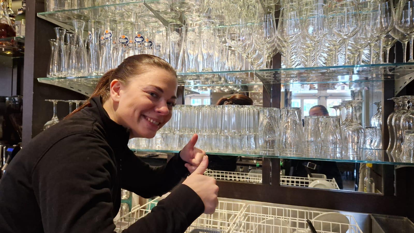 Emily hinter der Bar während des Services