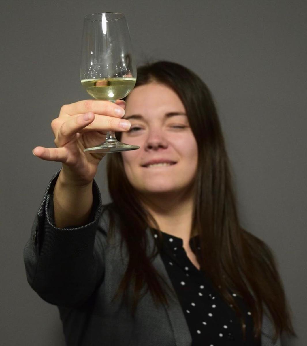 Emily bei einer Degustation