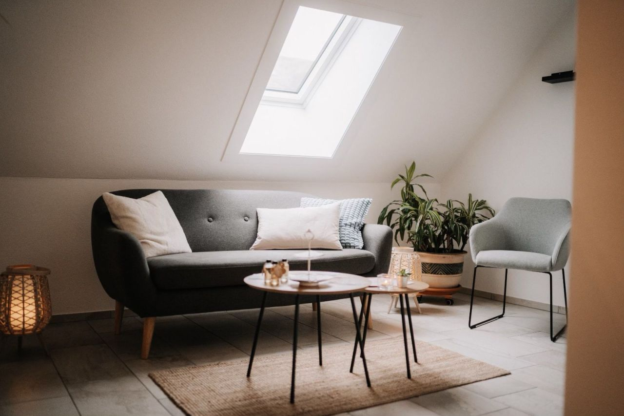 Sofa und Sessel unter dem Dachfenster im Büro in Olten