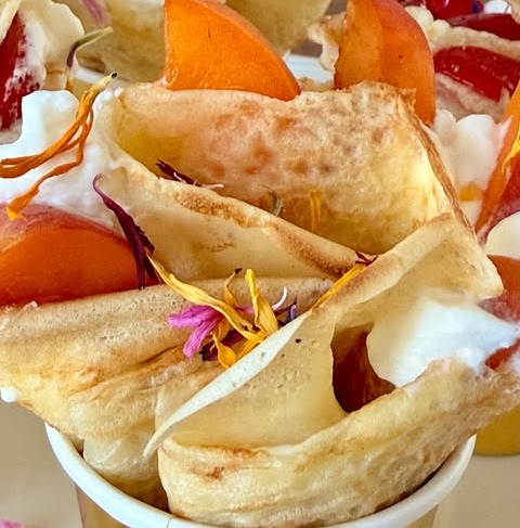 Hausgemachte Crêpes mit frischen Früchten im SissiAmó Café